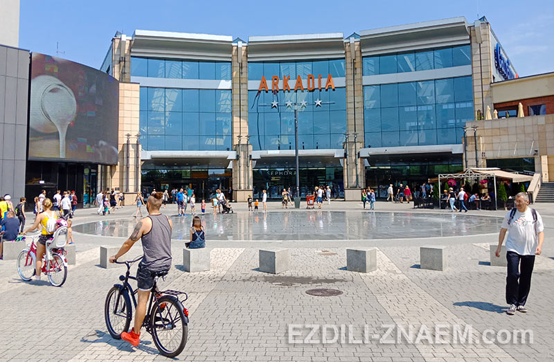 На фото: популярный в Варшаве торговый центр "Аркадия" 