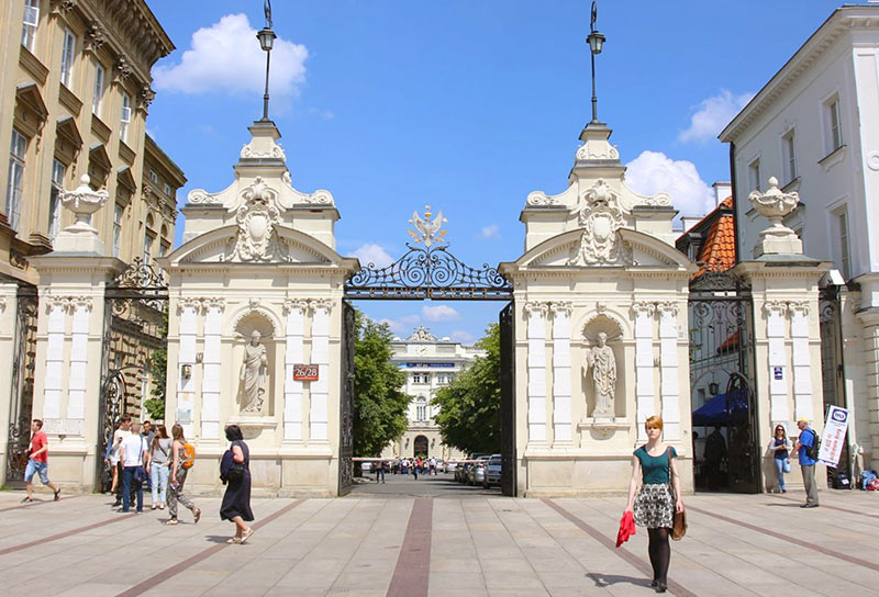 ворота на входе Варшавского Университета