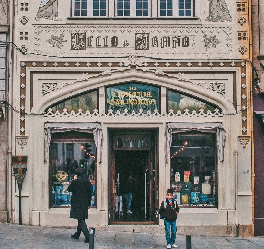 знаменитый книжный магазин "Lello" в Порто