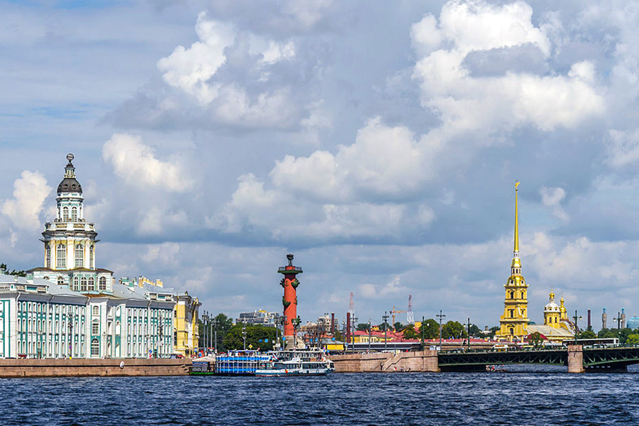 Кунсткамера, Ростральные колонны в Санкт-Петербурге