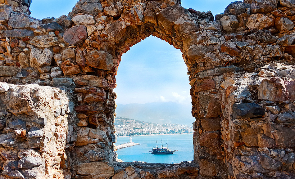 Вид на море в старой Алании, Турция