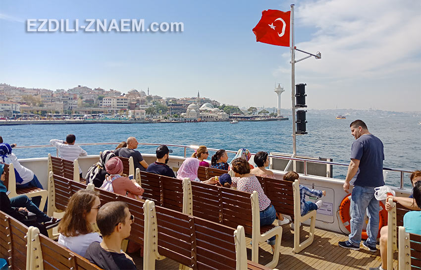 пассажиры на верхней палубе парома через Босфор, Стамбул