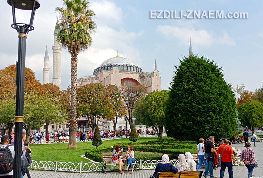 На фото: на площади Султанахмет в Стамбуле все одеты по-разному. Это нормально для города