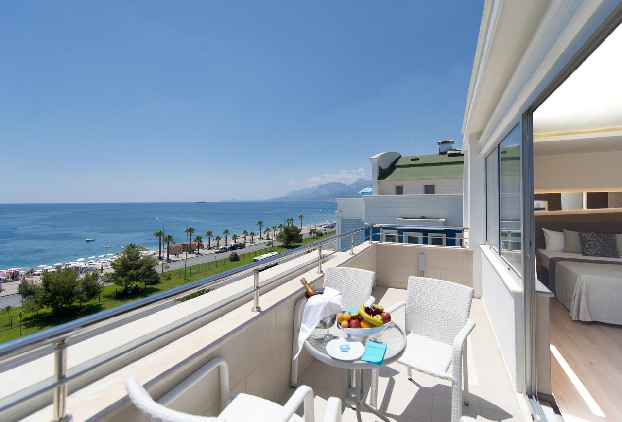 Вид на море с балкона отеля Sealife в Анталии