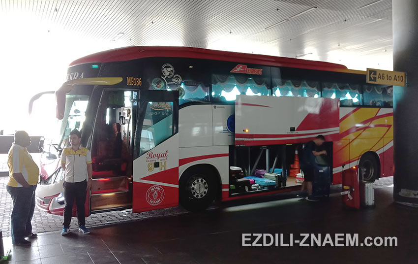 Автобус SkyBus перед выездом из аэропорта KLIA2, в Куала-Лумпур