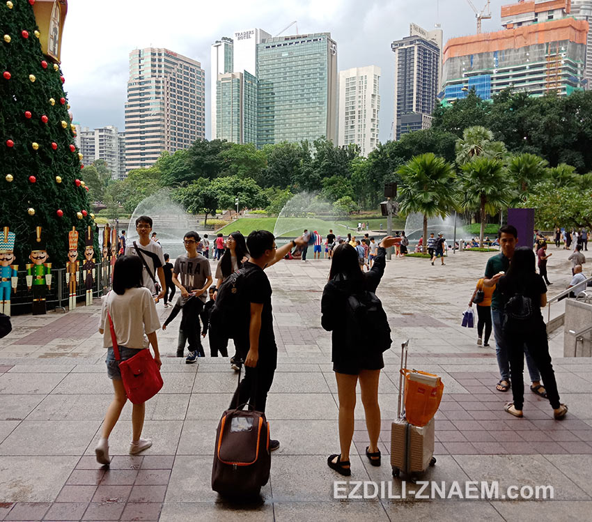 Туристы смотрят на отель "Traders" в Куала-Лумпуре