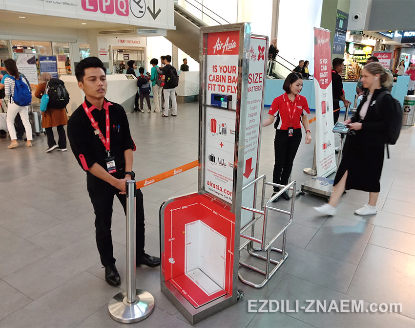 Сотрудники AirAsia теперь строго замеряют и взвешивают ручную кладь в аэропорту KLIA2 в Куала Лумпур