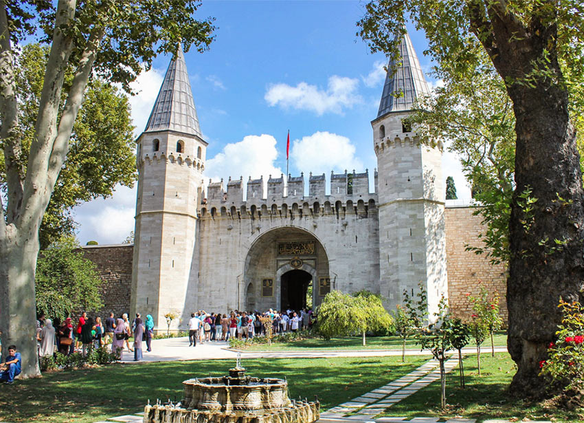 Достопримечательности Стамбула. На фото вход в Дворец Топкапы в Стамбуле