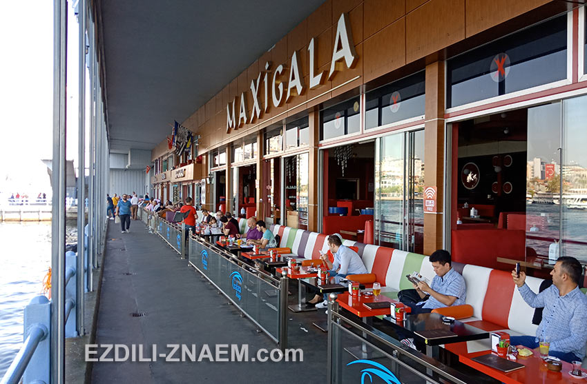 Рестораны на нижнем ярусе Галатского моста в Стамбуле