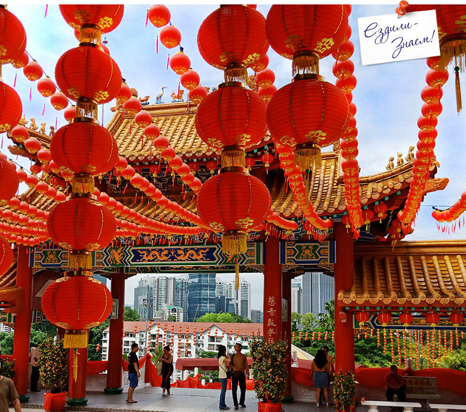 Вход в храм украшен китайскими фонариками