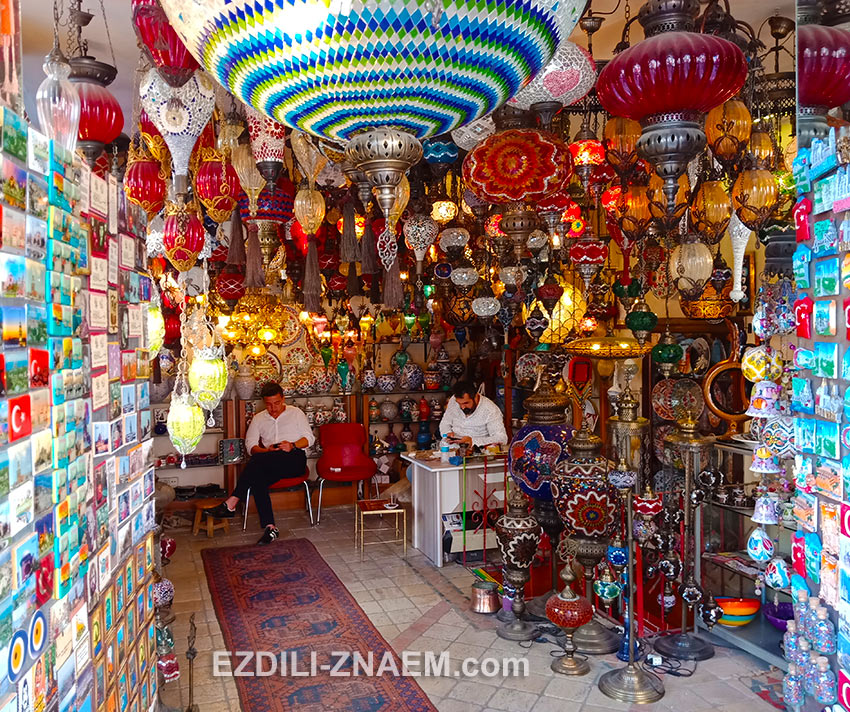 Лавка сувениров и турецких светильников из цветного стекла