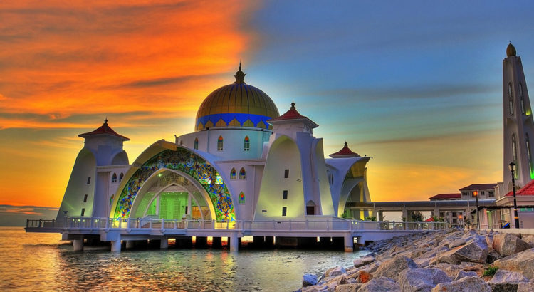 Символ города - плавучая мечеть Melaka Straits Mosque