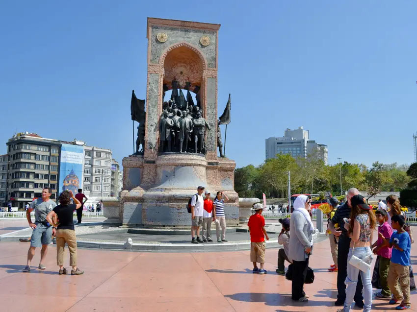 Монумент Республики на площади Таксим, Стамбул