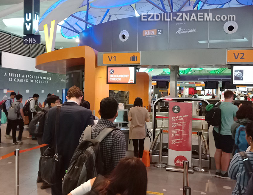 Пассажиры AirAsia в очереди к стойке "Document Check" в аэропорту