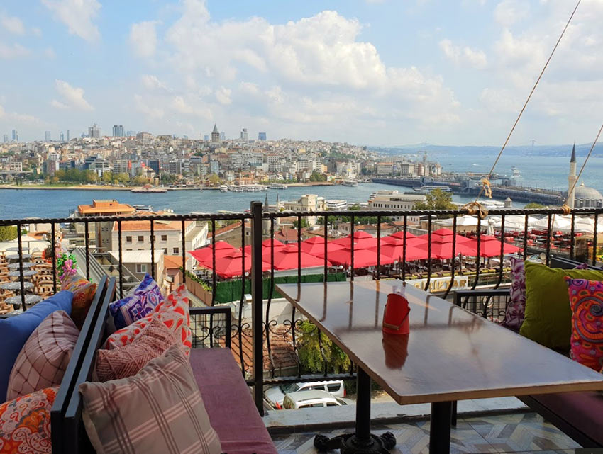 Кофейня "Bab -i-Ali Kahvesi" с видом на Босфор