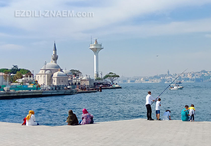 Вид на Босфор с причала в районе Уксюдар, Стамбул