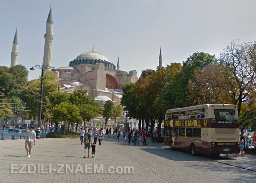 Остановка автобусов Hop-On/Hop-Off на площади Султанахмет, Стамбул