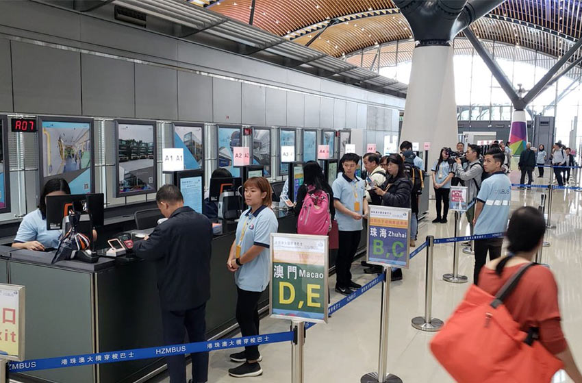 Билетные кассы в терминале HZMB в Гонконге