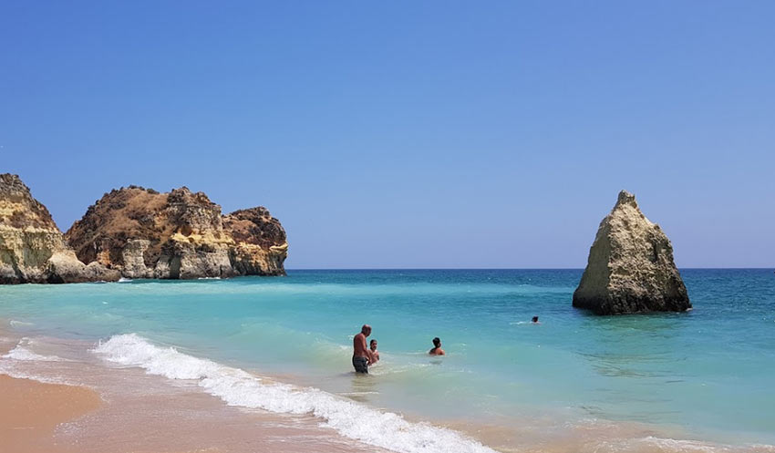 пляж Três Irmãos недалеко от Портимао, Португалия