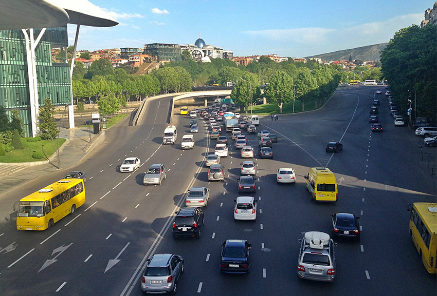 Автомобильное движение на улицах Тбилиси