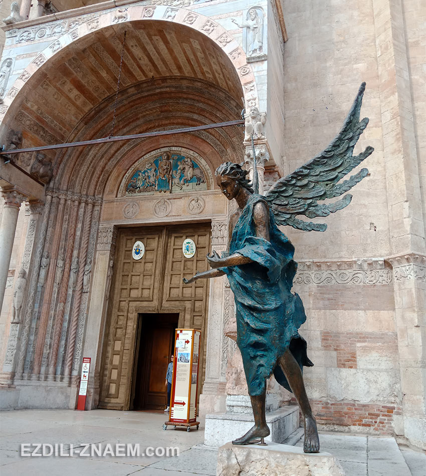Скульптура ангела у входа в собор