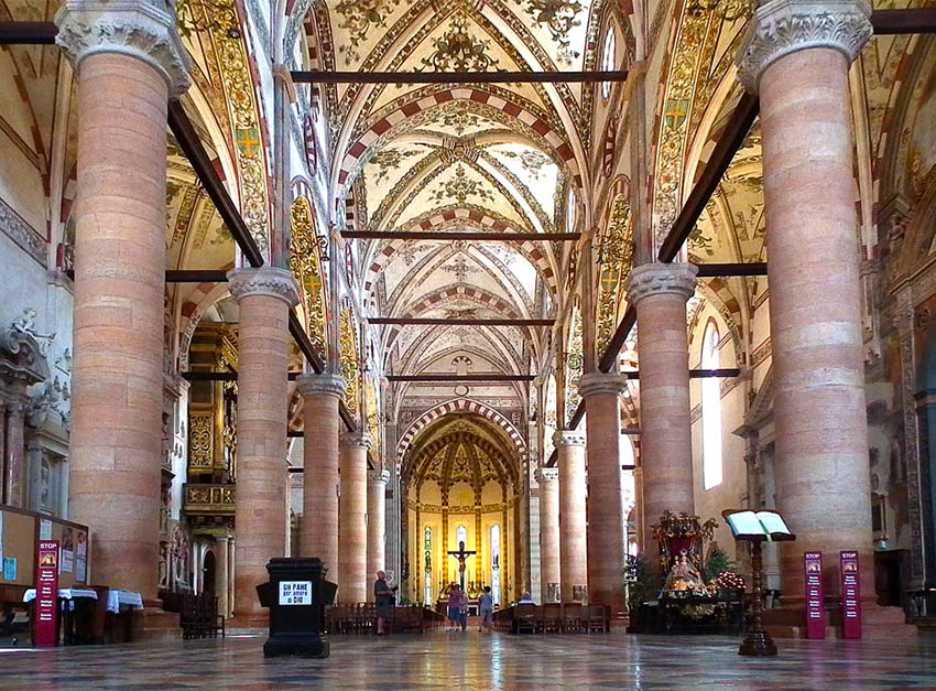 Внутри церкви Санта-Анастасия 
