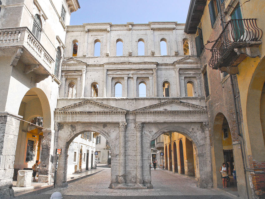Античные ворота Борсари в Вероне