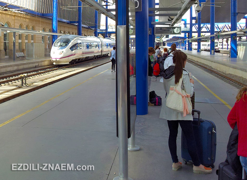 Туристы ждут поезд AVE на вокзале Сарагосы