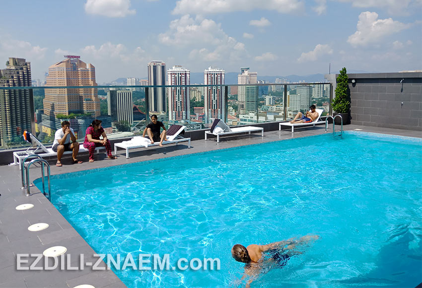 Вид из бассейна на крыше отеля Hilton Garden Inn South, в Куала Лумпур