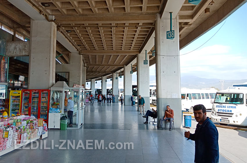 Платформы на втором этаже автовокзала в Измире