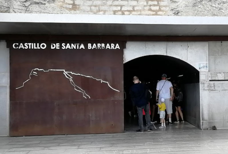 вход на лифт в крепость Санта-Барбара, Аликанте