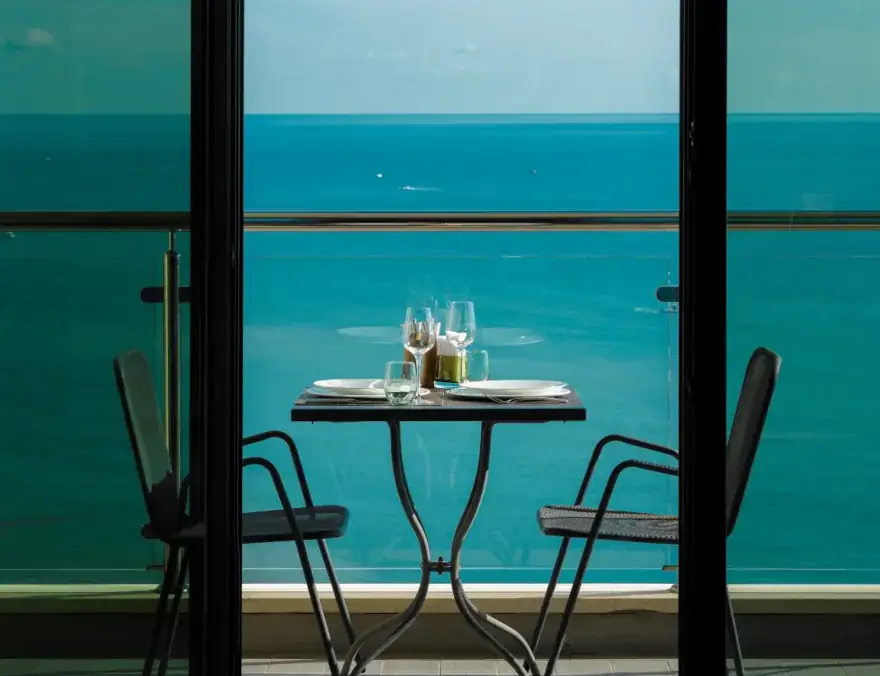 Вид на море с балкона отеля Pullman Sochi