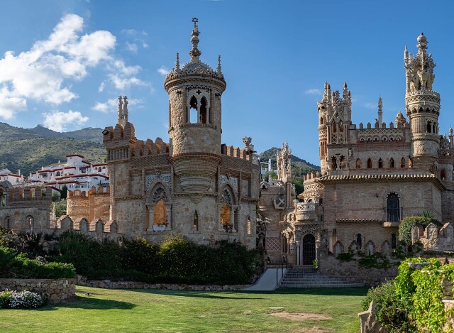 На фото: красивый замок Коломарес в Испании