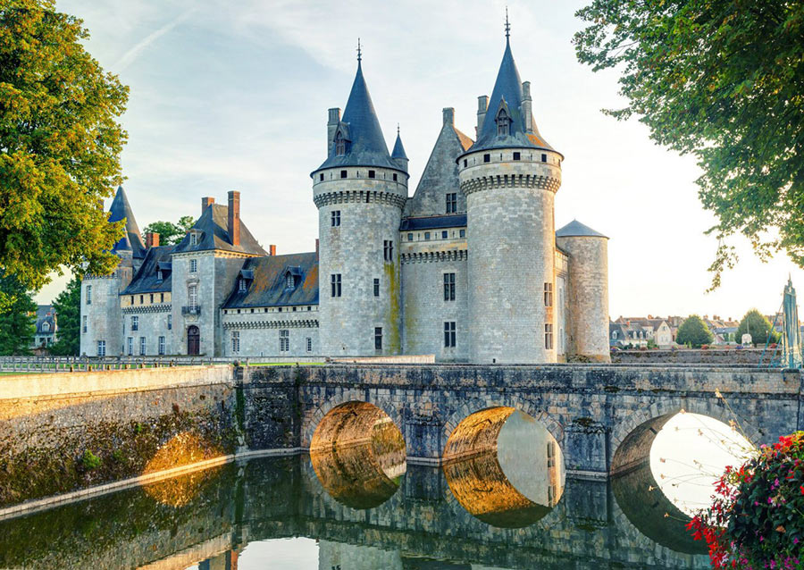 На фото: замок Сюлли-сюр-Луар во Франции