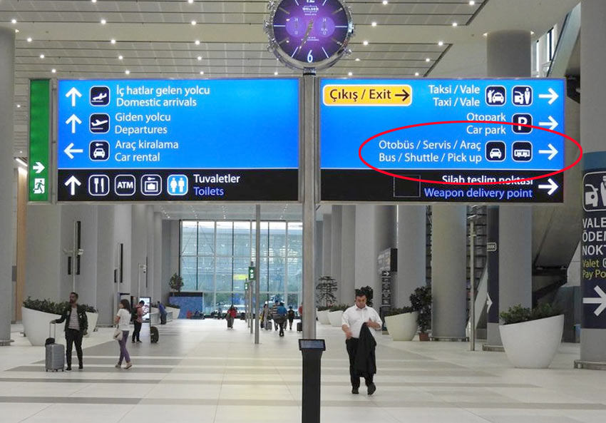 Указатели к автобусному терминалу в новом аэропорте Стамбула