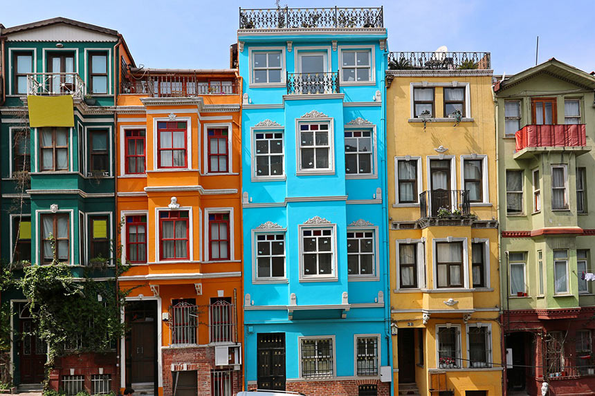 Старинные греческие цветные домики на улице Kiremit Caddesi в Стамбуле
