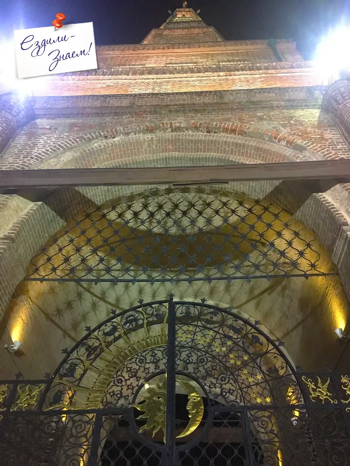 Кованные ворота башни Сююмбике в Казани