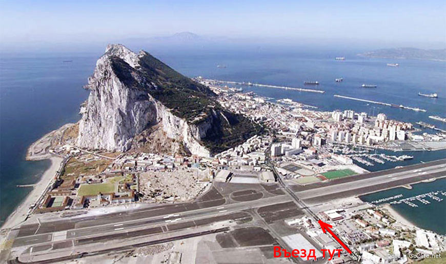 Вид сверху на взлетную полосу аэродрома Гибралтар