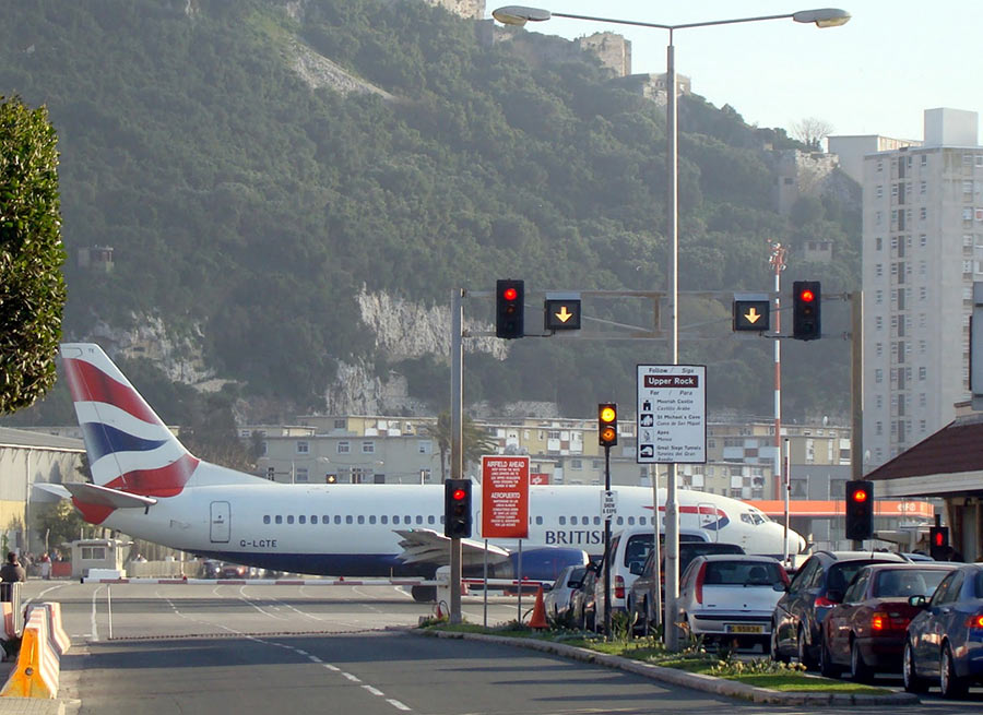 Автомобилисты ждут, когда проедут самолеты. Гибралтар