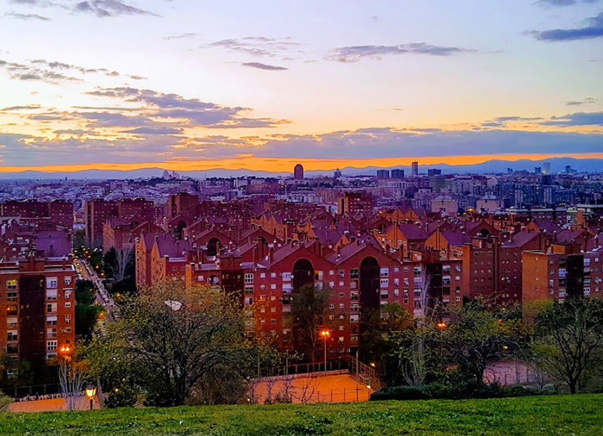 Вид на вечерний Мадрид из парка Нумансия