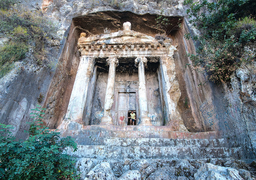 Ликийские гробницы - главная достопримечательность Фетхие. На фото вход в гробницу в скале