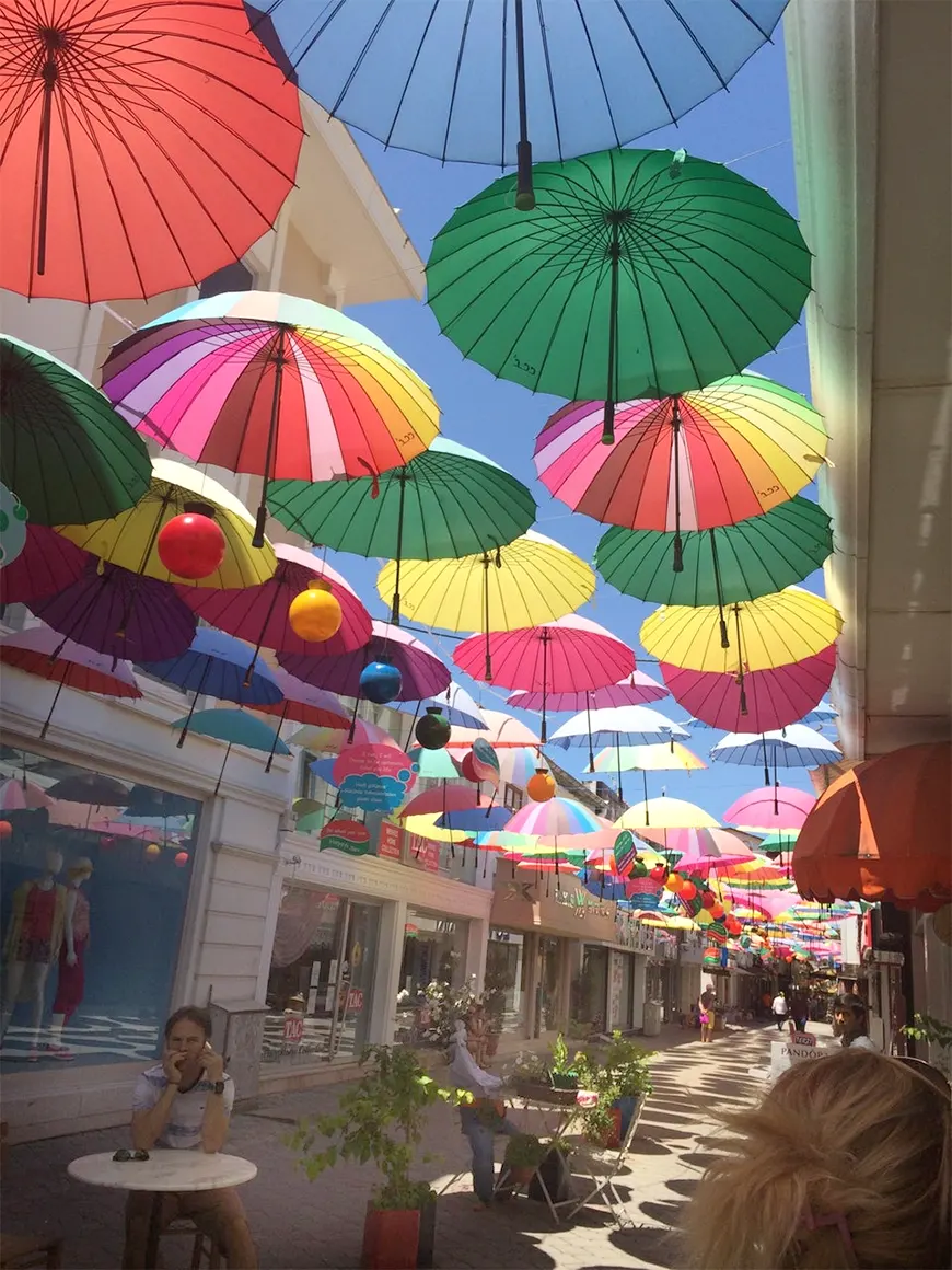 Улица зонтиков в центре Фетхие