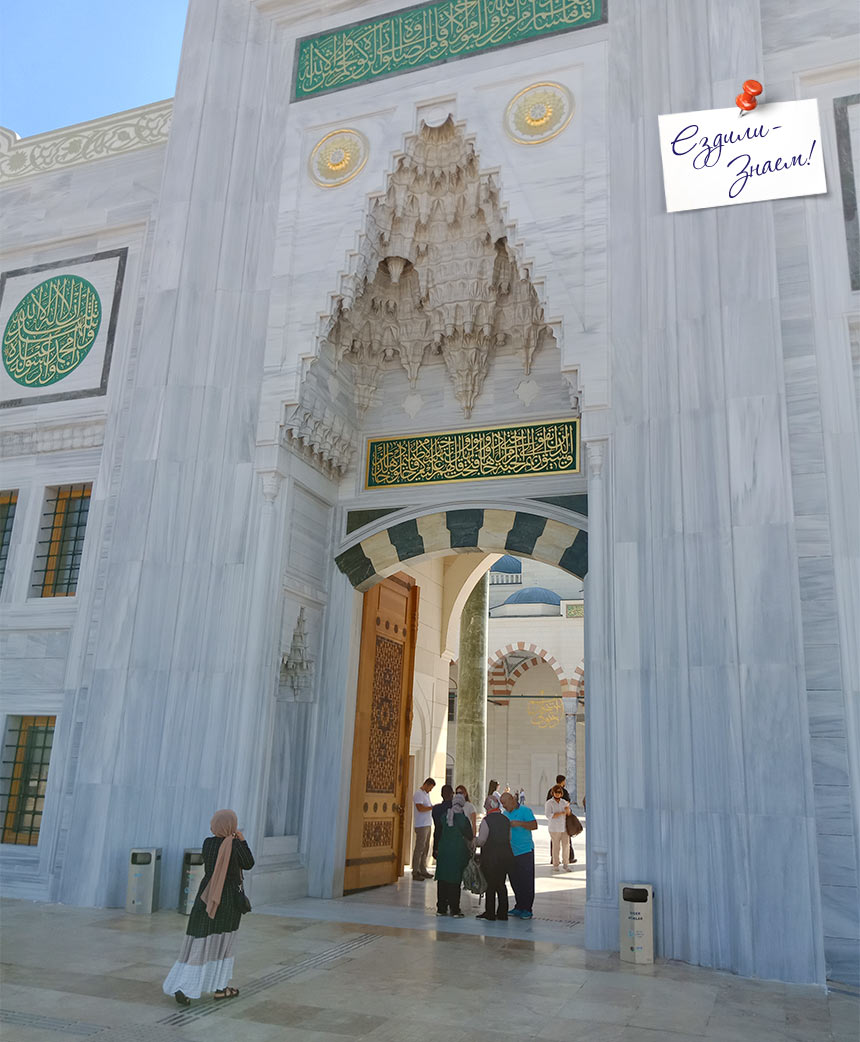 Главные ворота во двор мечети