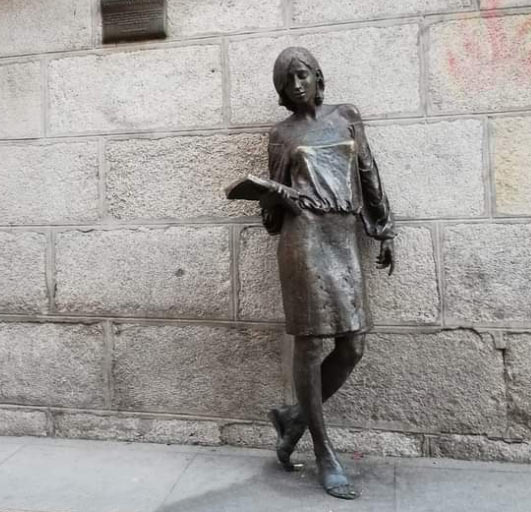 Скульптура "девушка у стены"