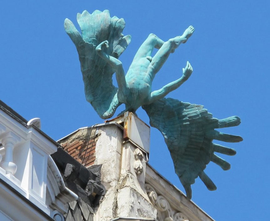 Статуя "Авиакатастрофа" на крыше, Мадрид
