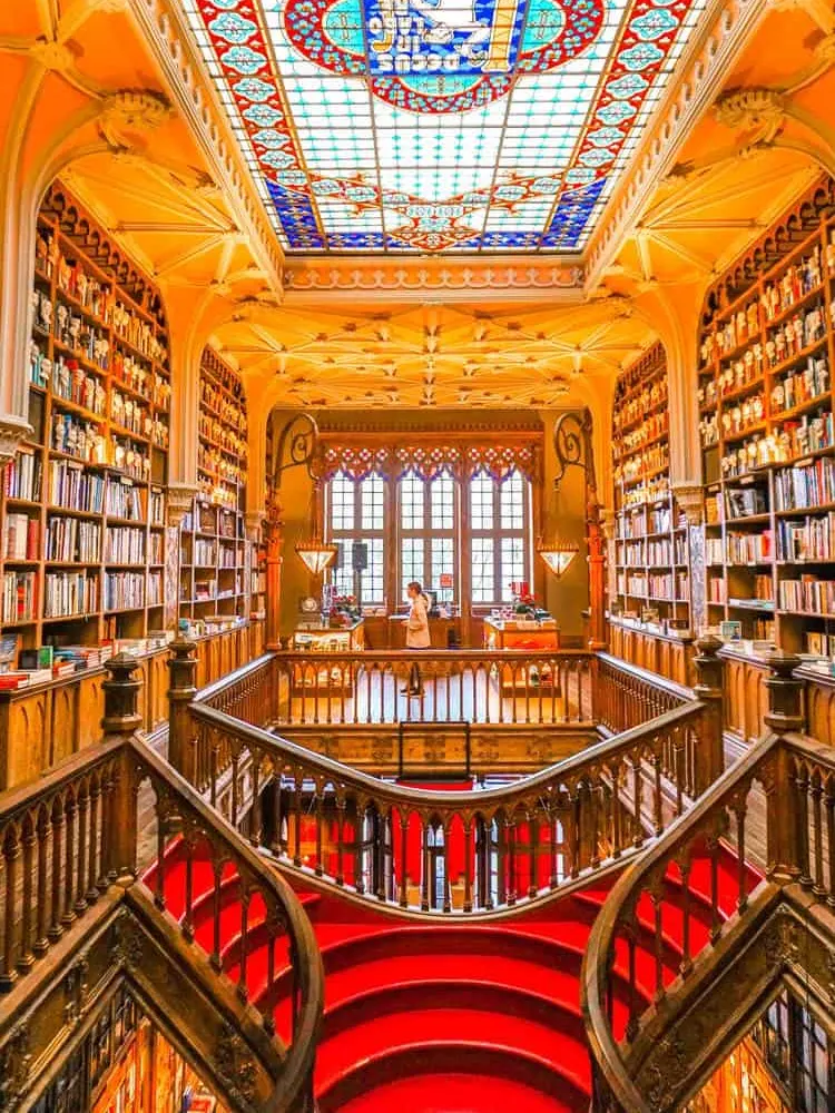 Книжный магазин в Порто, который вдохновил Джоан Роулинг на создание книжной лавки в своей книге о Гарри Поттере