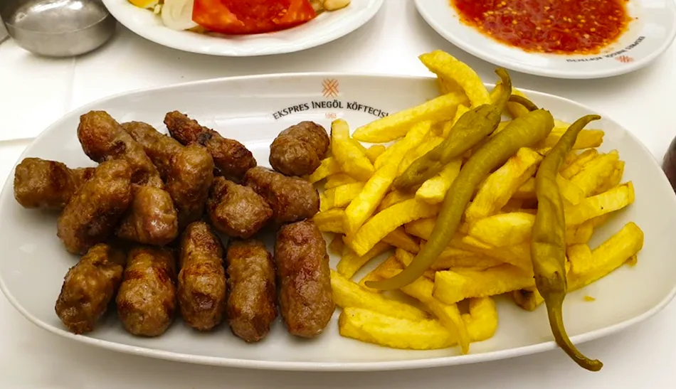 Мясные фрикадельки - главное блюдо в Ekspres İnegöl Köftecisi