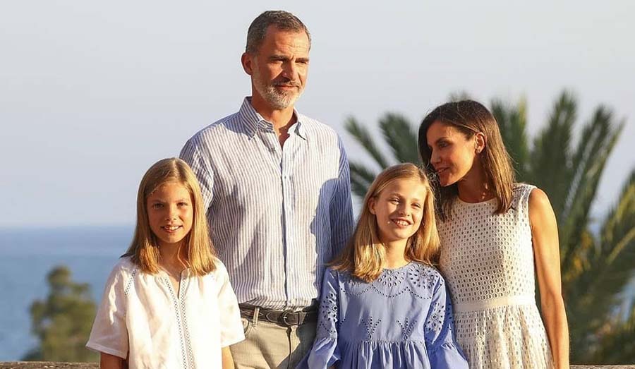 Королевская семья: король Испании, его жена и дети