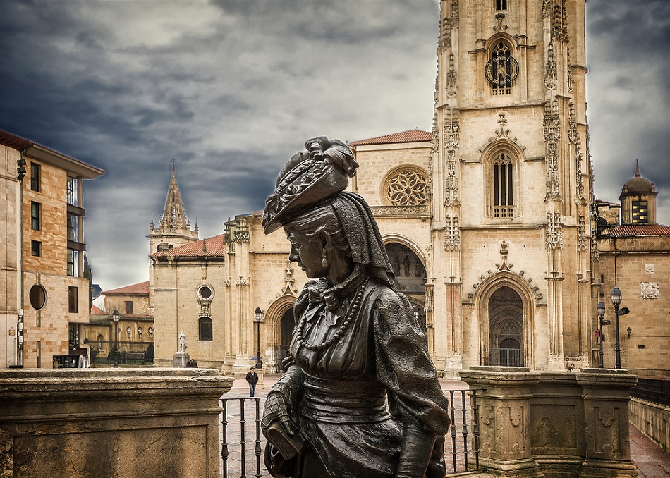 Дама в Овьедо - донья Ана Озорес - скульптура на площади в Овьедо