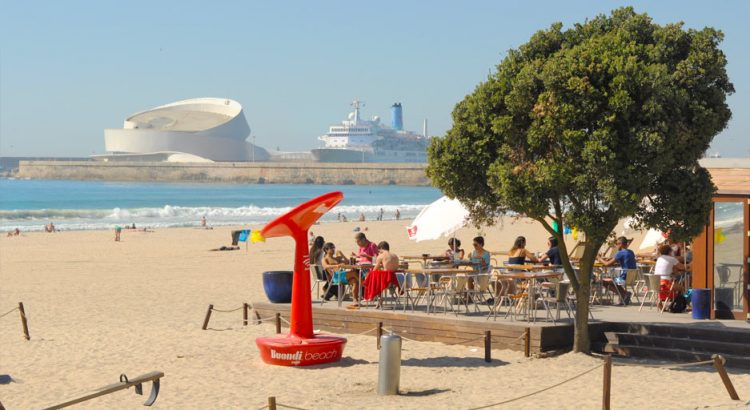 Пляж Матозиньюш в Порту: солнце, серфинг, морепродукты и бесконечные прогулки вдоль моря